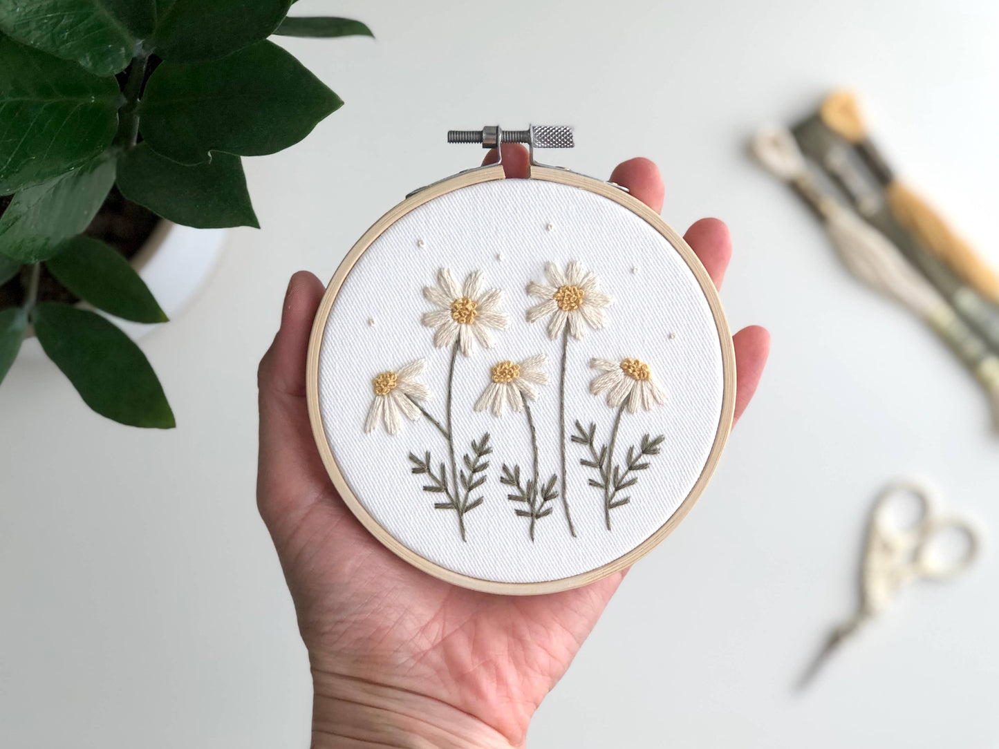Daisies Embroidery Kit, 4” beginner embroidery craft kit